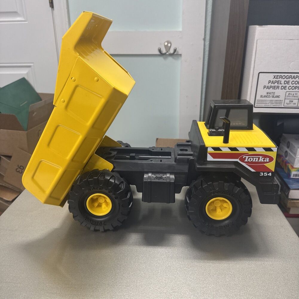 TONKA DUMP TRUCK 354 PLASTIC and METAL PRESSED STEEL YELLOW - Picture 3 of 11